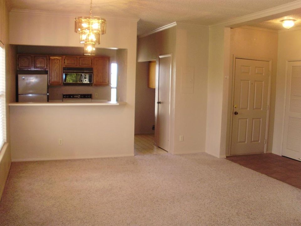 2nd image of 1020 Mockingbird Ln APT C