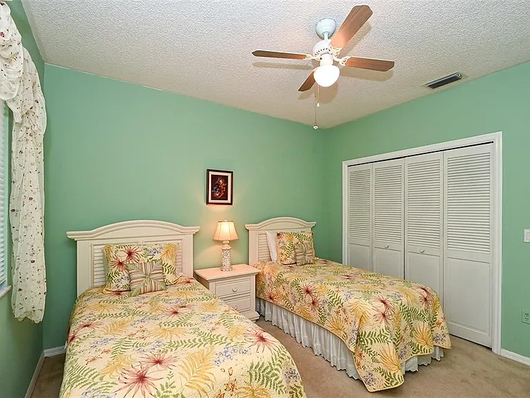 3866 Surrey Ct — Photo 33