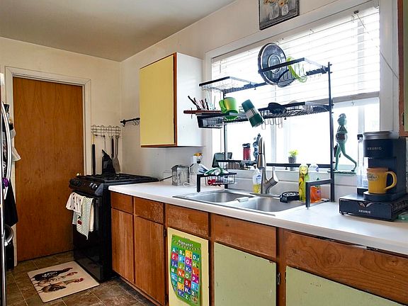 3rd image of 1524 Custer Avenue