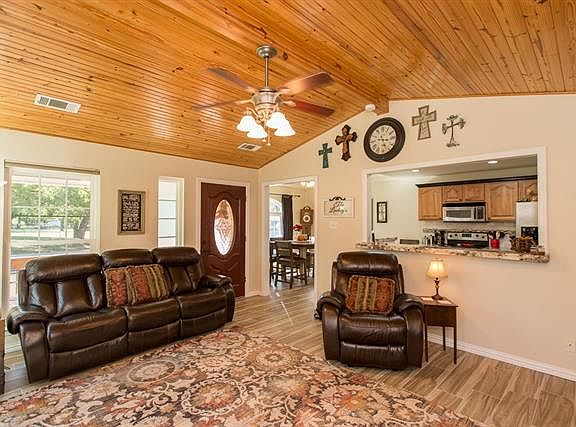 3rd image of 12 Greenbriar Cir
