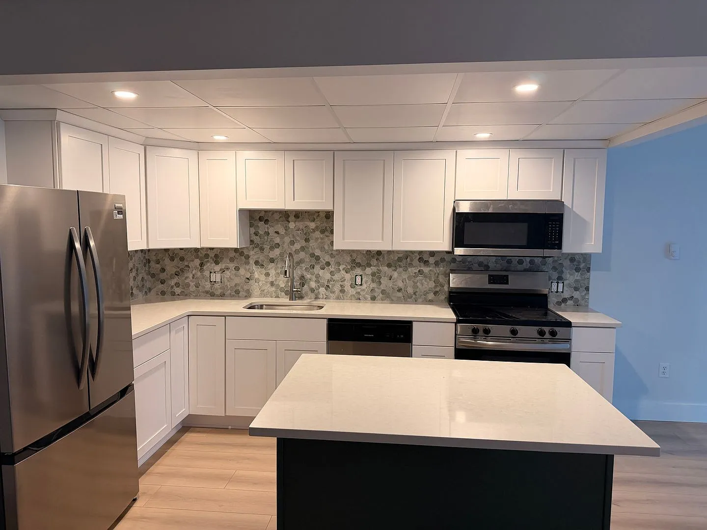 $2,400 - 2BD/1BA Kings wood Condo - Parking included & Pool - Available 8/22 — Photo 2