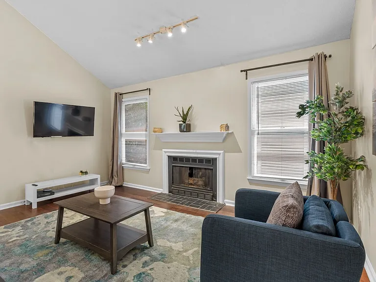 Juniper Place Condominiums — Photo 8