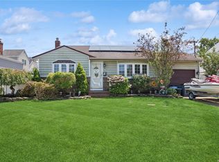 13 W Hampton Rd, Lindenhurst, NY 11757