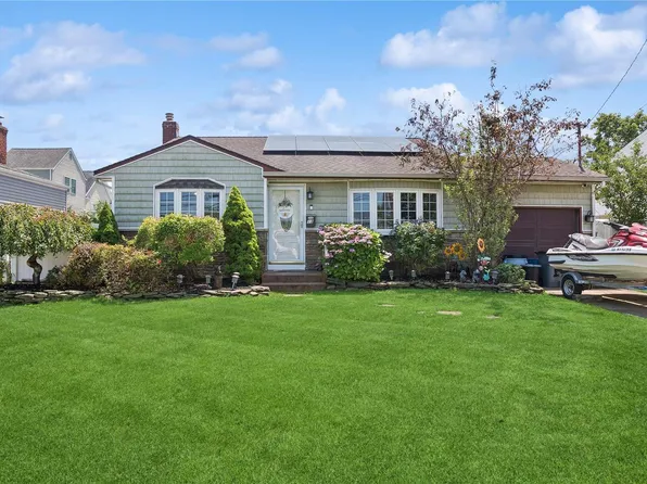 13 W Hampton Road, Lindenhurst, NY 11757