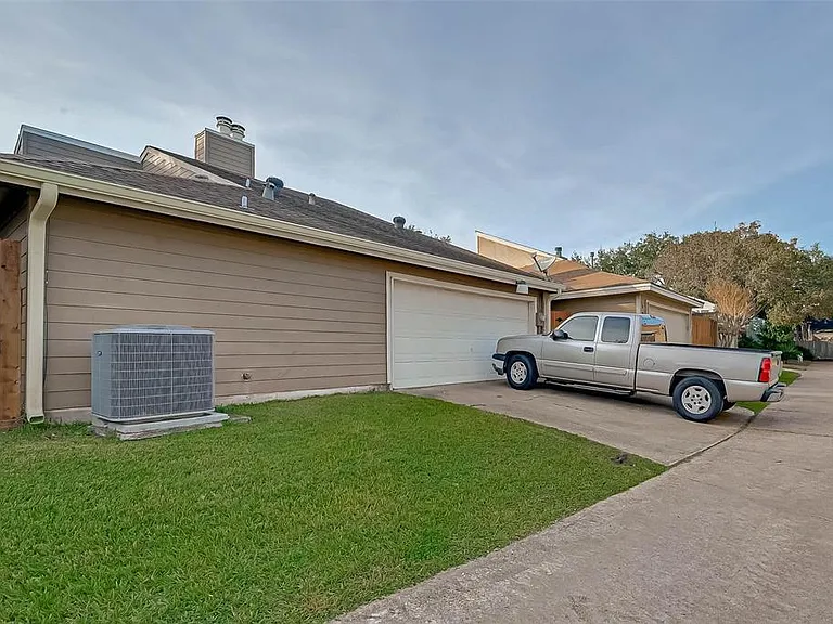 12111 Poulson Dr — Photo 36