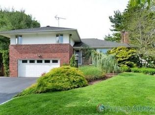 16 Wren Dr, Woodbury, NY