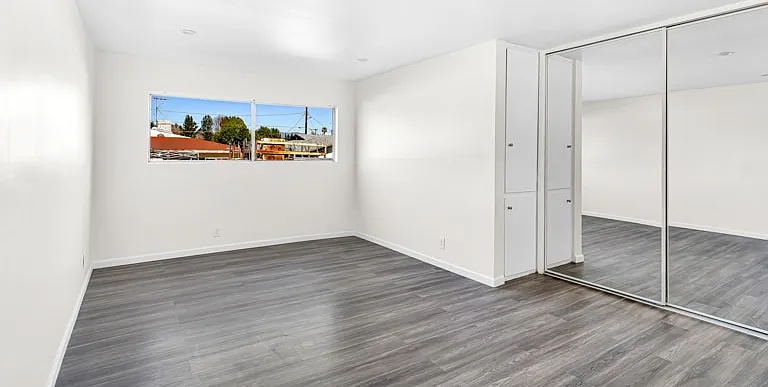 La Croix Apartments — Photo 9