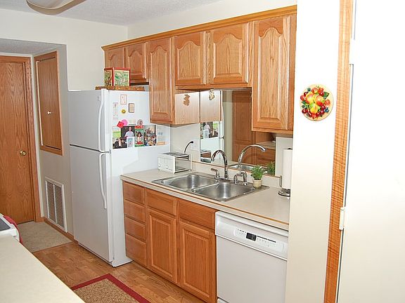 4th image of 132 Demont Ave E APT 127