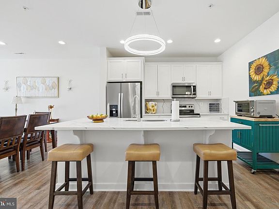 5th image of 32 Camden Cir
