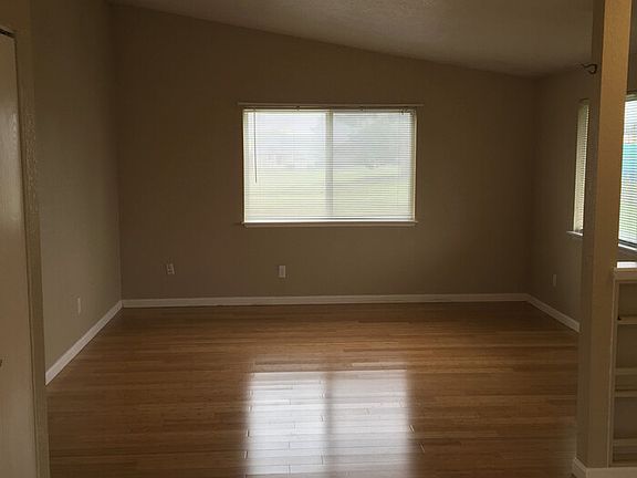 4th image of 737 Hamelin Ln SE