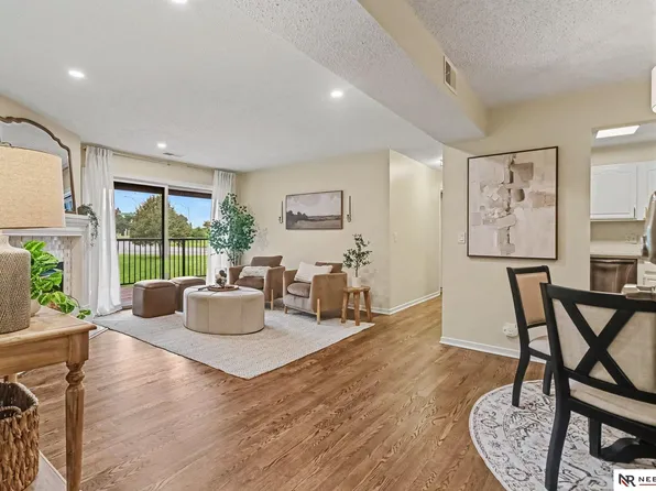 11945 Miracle Hills Dr APT 20, Omaha, NE 68154