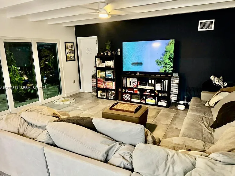 220 SW 3rd Ave — Photo 8
