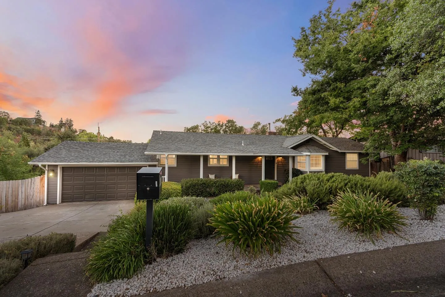 1130 Redbud Dr photo 1