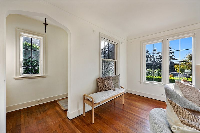 5th image of 3710 31st Avenue W