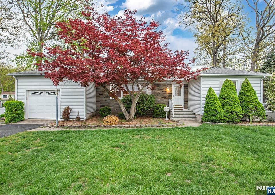 1st image of 51 Chestnut Dr