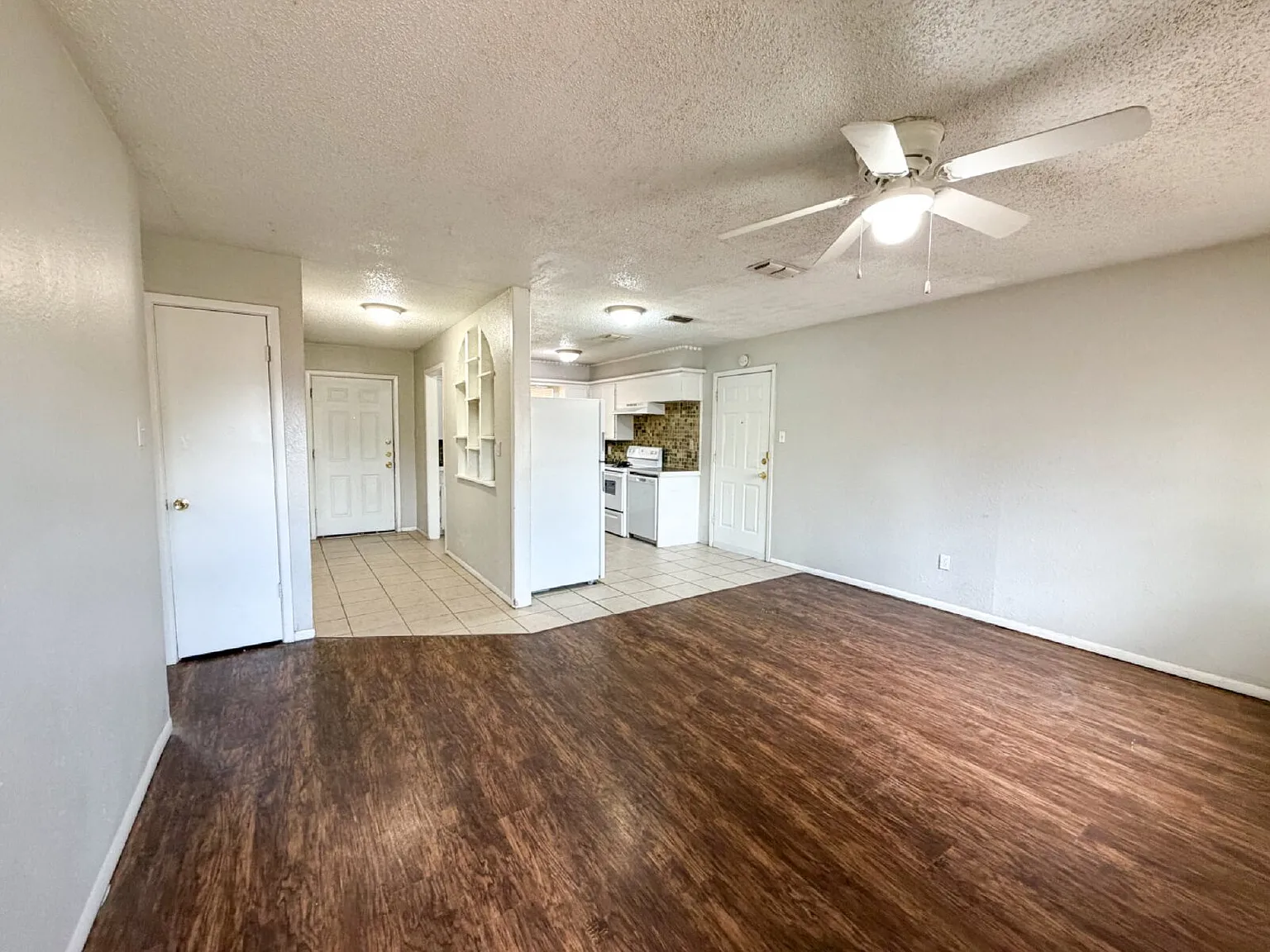 3 bed, 2.0 bath, 1096 sqft, $1,250 — Photo 2