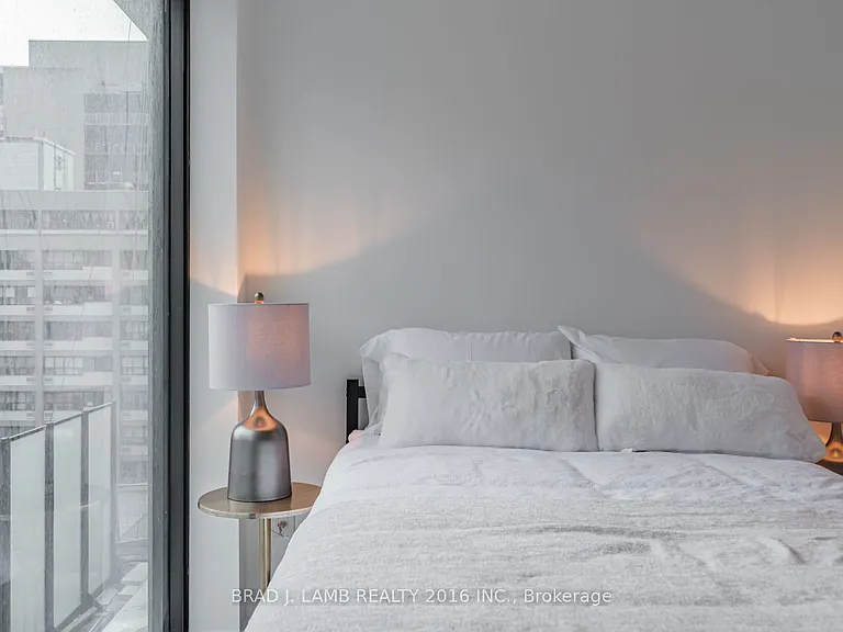 195 McCaul St #1005 — Photo 17