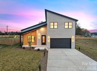 760 New Hope Rd, Flat Rock, NC 28731