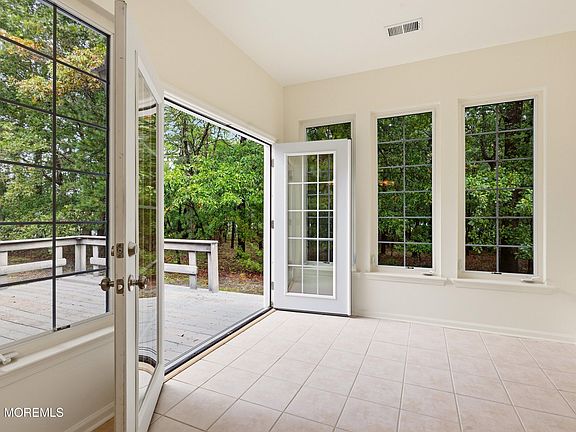 2nd image of 33 Valley Stream Place