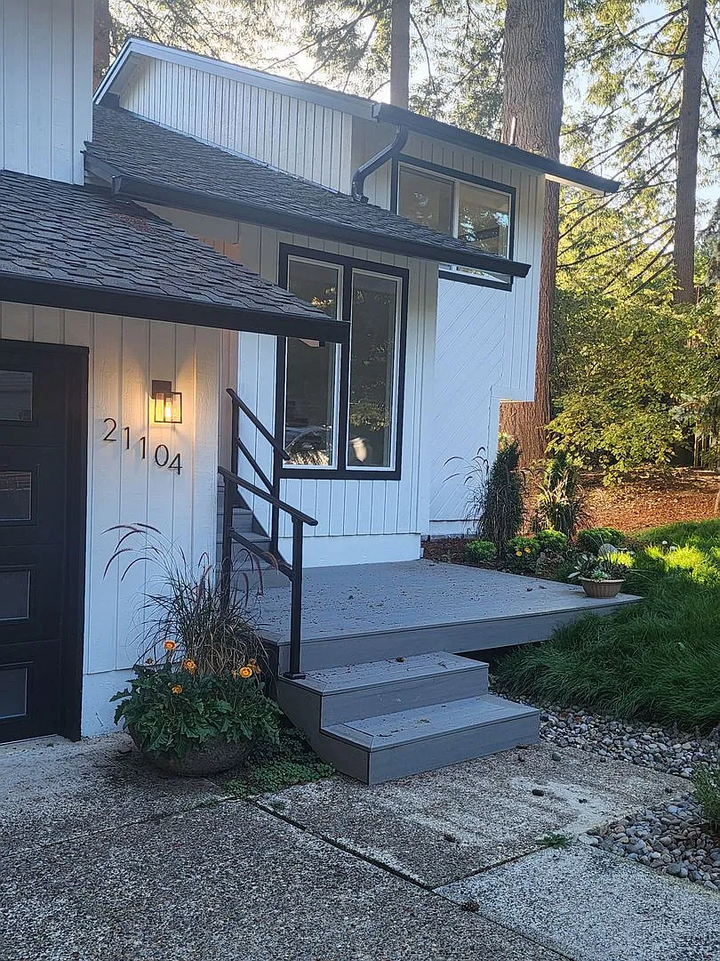 Beautifully Remodeled Split-level Home in Tualatin's Martinazzi Woods Neighborhood — Photo 2