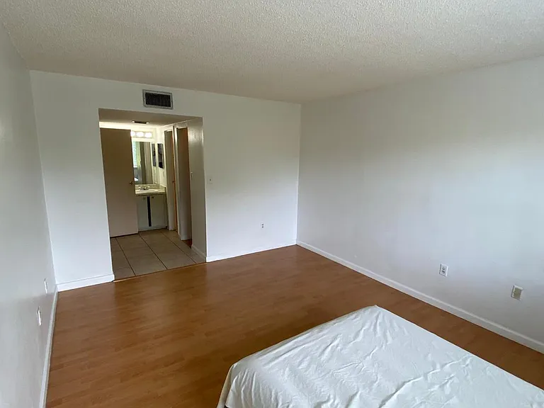 4304 NW 9th Ave #3-3B-3B3 — Photo 9