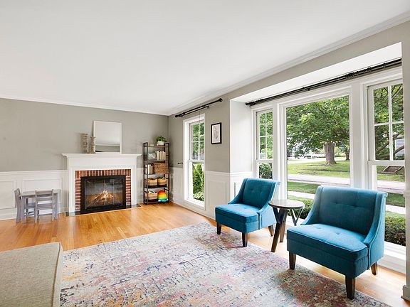 3rd image of 1005 N Race Ave