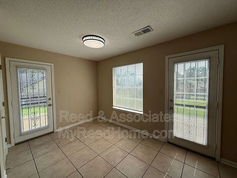3 bed, 2.0 bath, 1195 sqft, $1,345 — Photo 3
