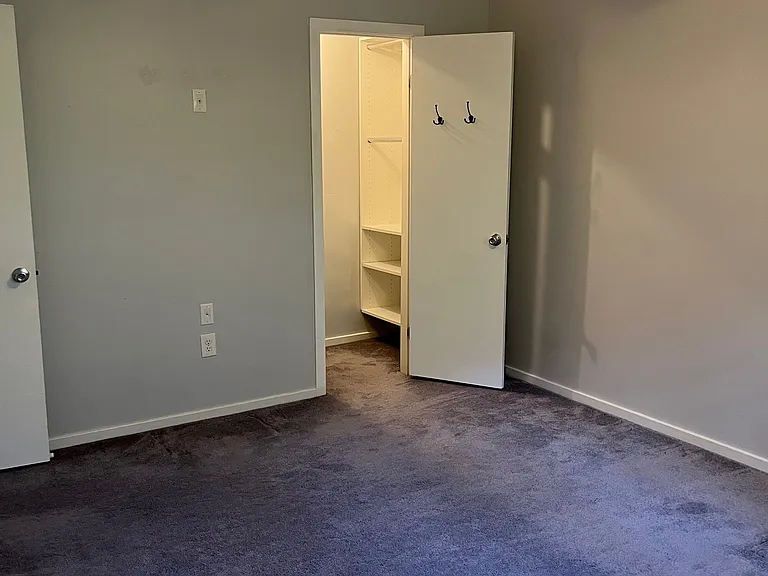 460 Lynetree Dr — Photo 17