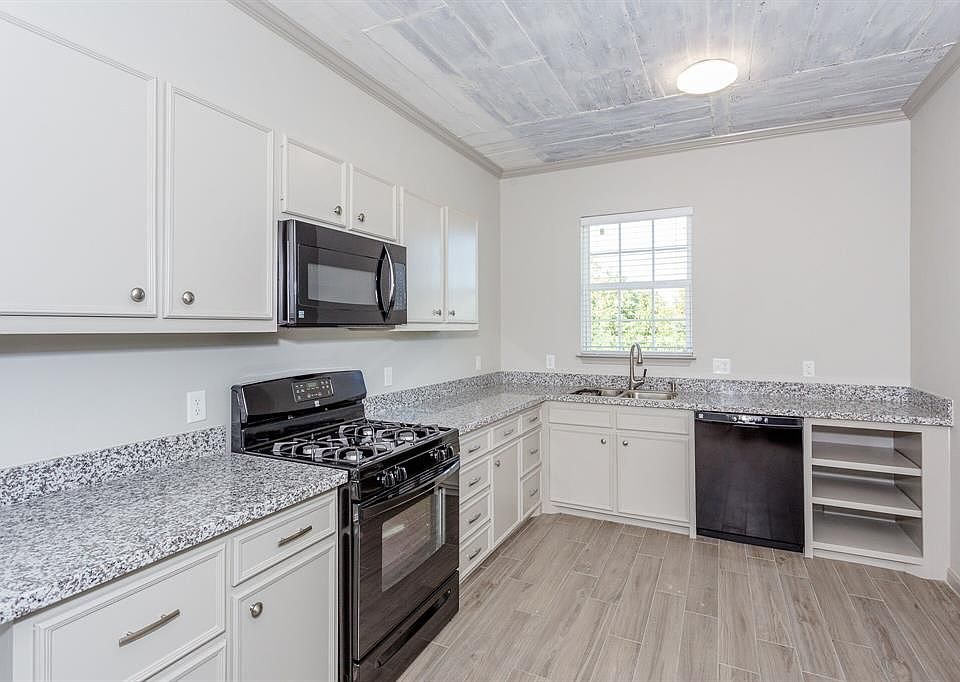 1st image of 215 N Milby St APT 3