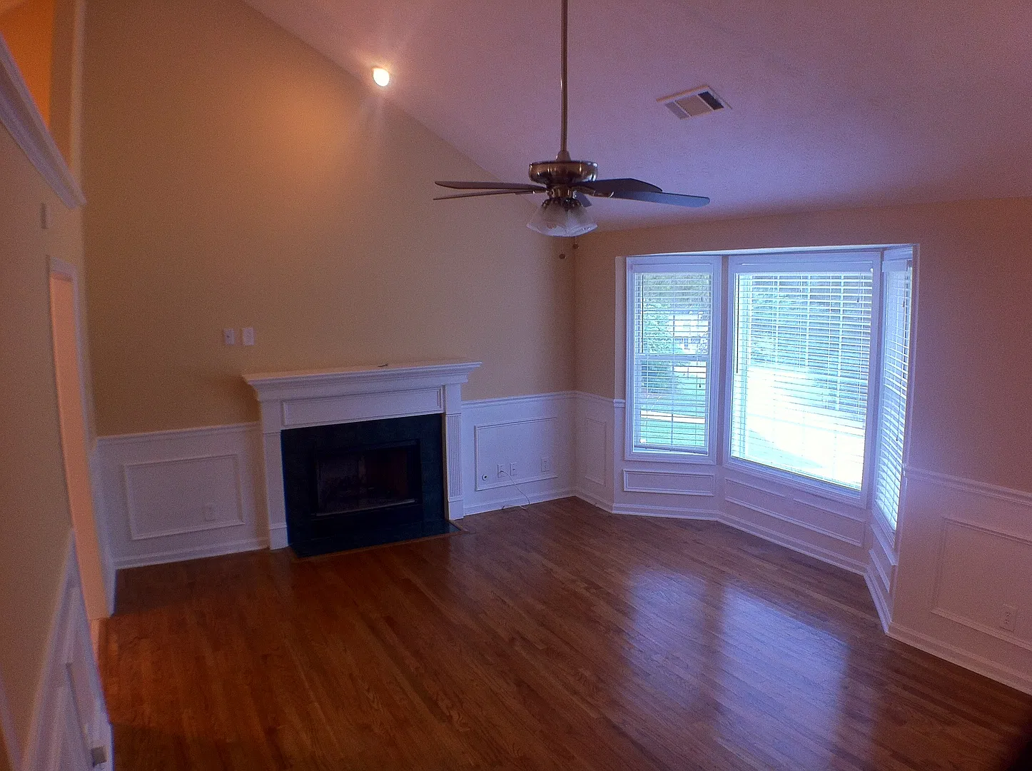 Impressive 4 Bedroom, 3 full bath with large bonus room home (Updated pictures coming soon) — Photo 2