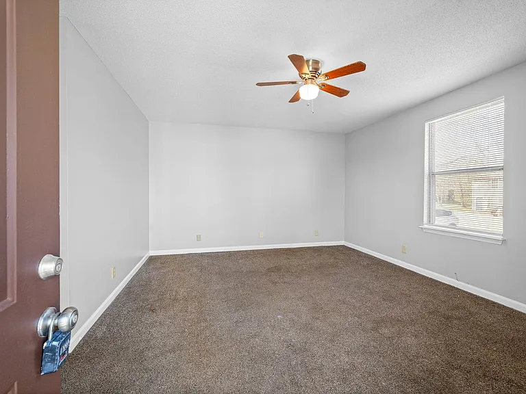 Kingsbury Dr - 923 — Photo 6