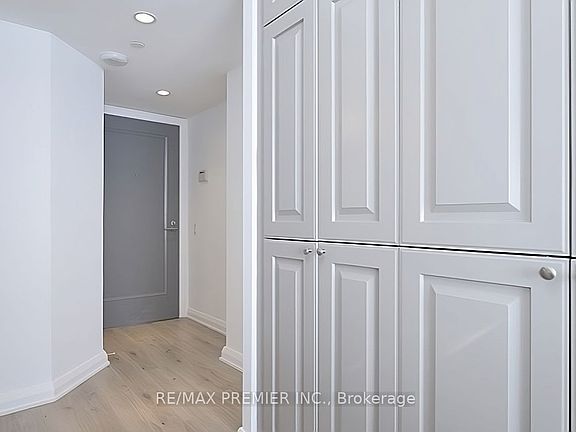 5th image of 155 Yorkville Ave #807