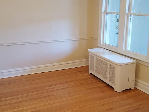 2nd image of 910 S Lombard Ave #2