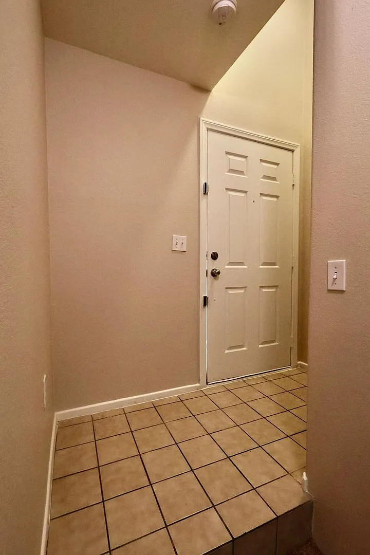 Spacious 3-story townhome located in a desirable gated community! — Photo 4