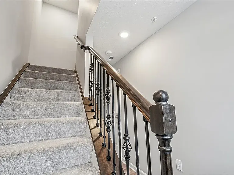 113 Ziva Dr — Photo 2