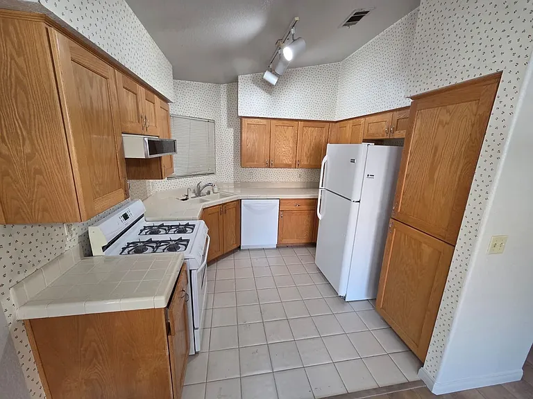 2424 Chatfield Dr — Photo 5