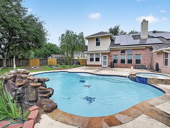 2nd image of 2203 Lakewind Ln