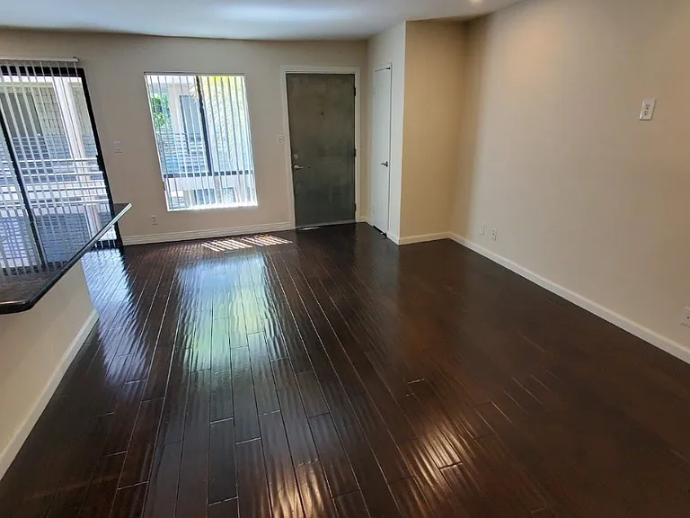 Burton Way Apartments — Photo 5
