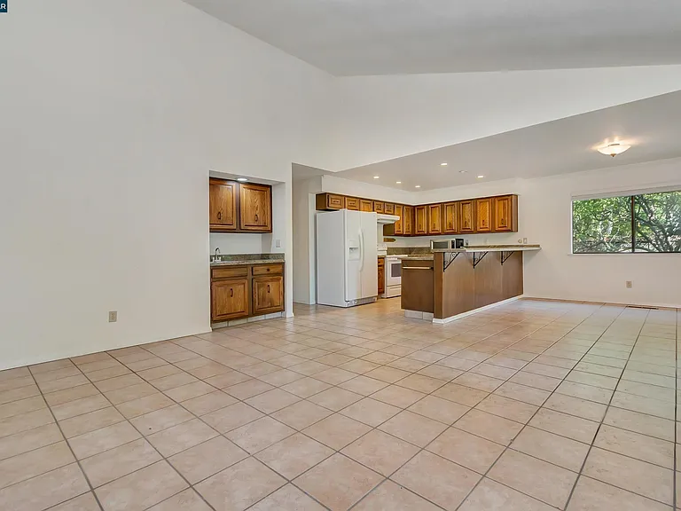 332 Downham Ct — Photo 5