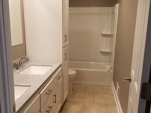 3rd image of 3934 Hawthorne Dr