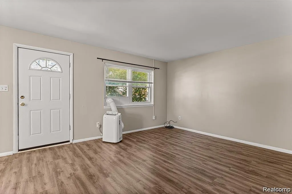 4 bed, 1.5 bath, 1336 sqft, $1,700 — Photo 4