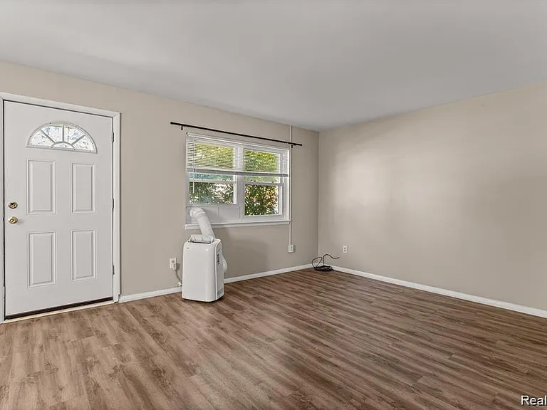 25469 Powers Ave — Photo 4