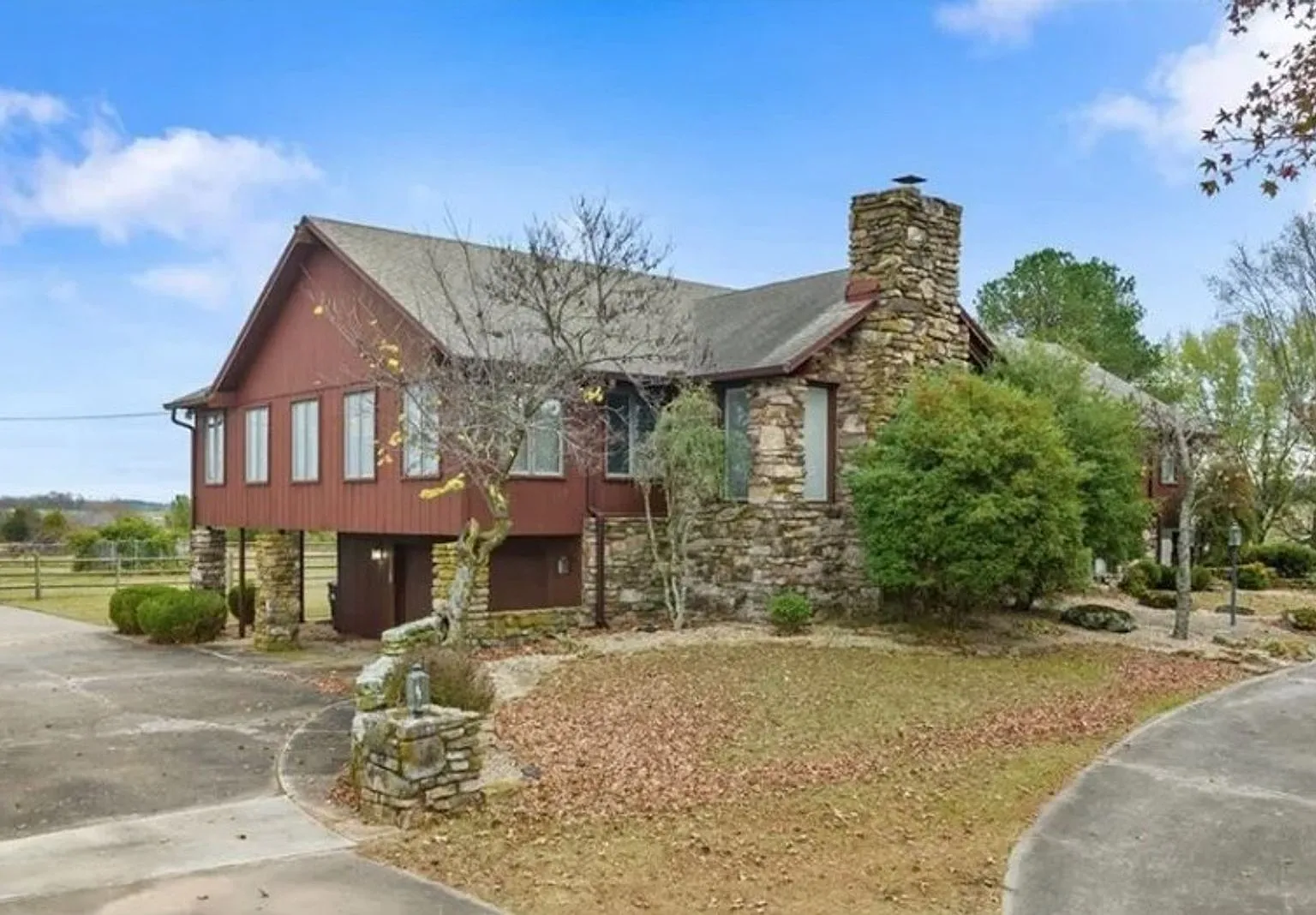 Large home with shop buildings on 10 acres — Photo 1