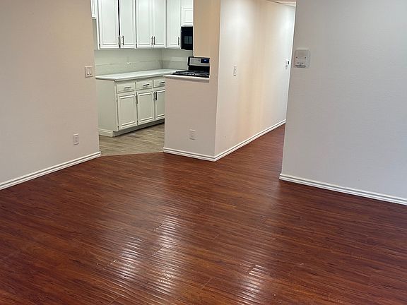 3rd image of 12151 Moorpark St APT 102