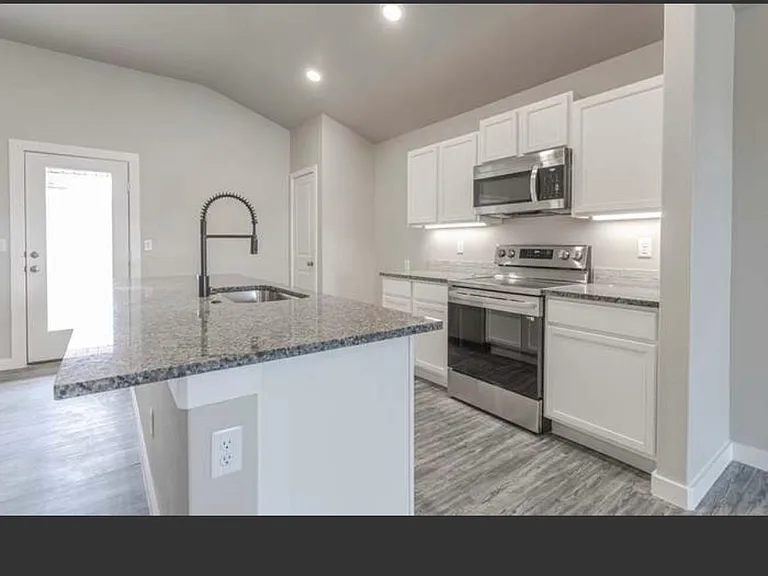 2910 Yellowstone Ct — Photo 4