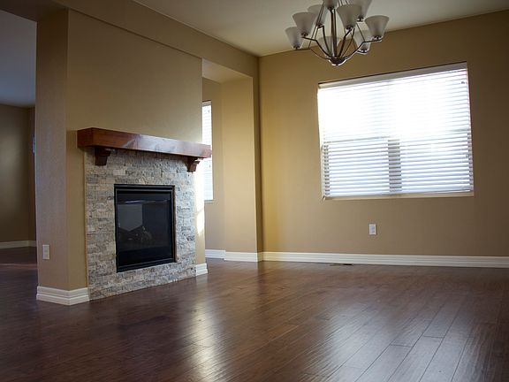 Dining room with Two-way fireplace