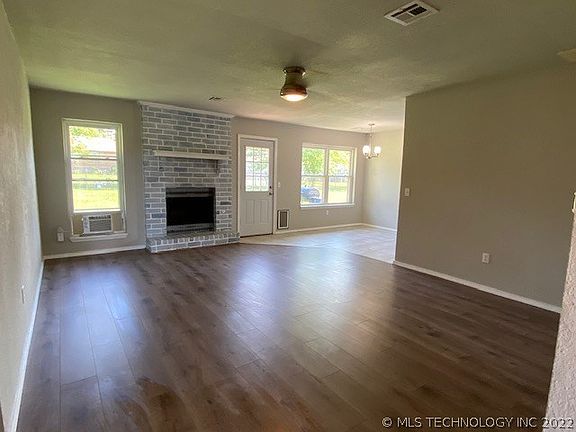 3rd image of 326 E 136th Pl