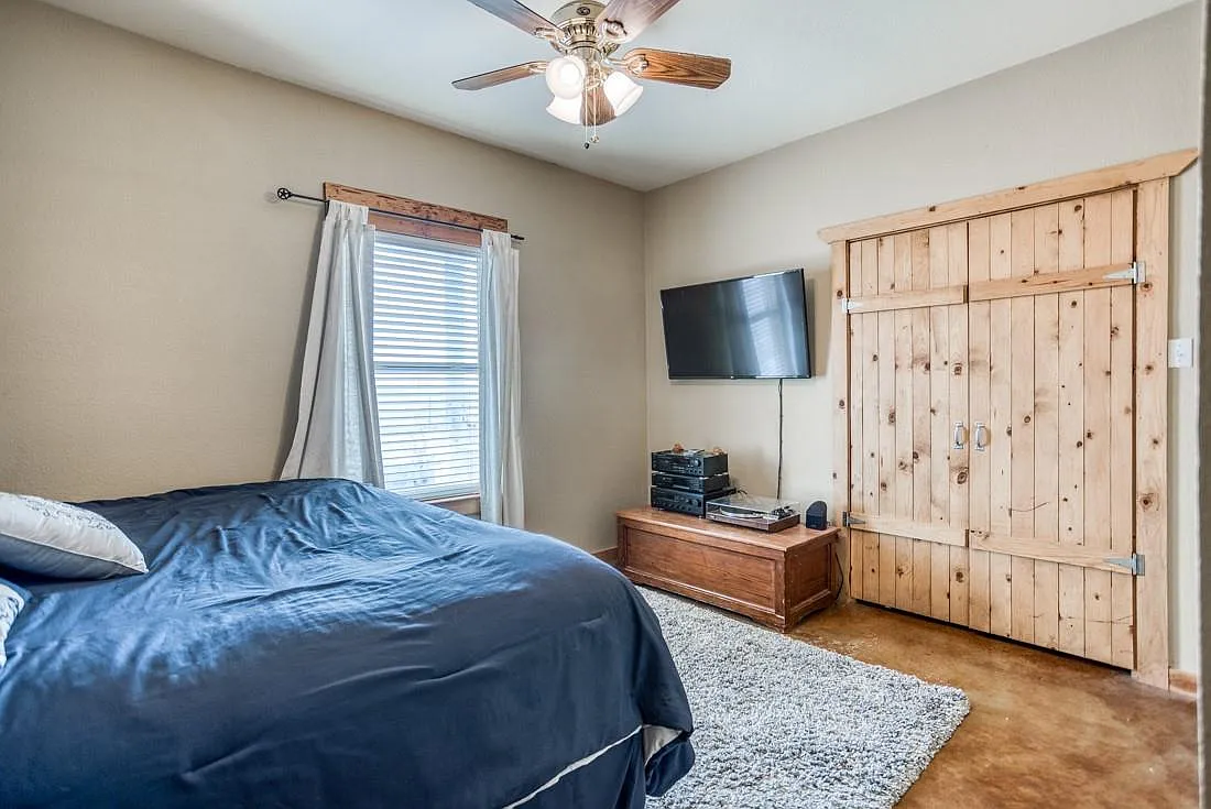 3 bed, 4320 sqft, $4,800 — Photo 2
