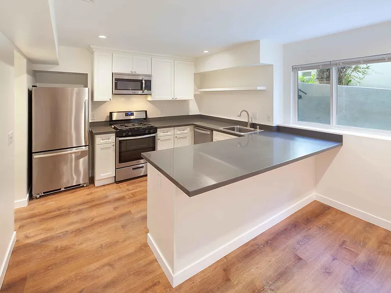 429 Athol Ave — Photo 3