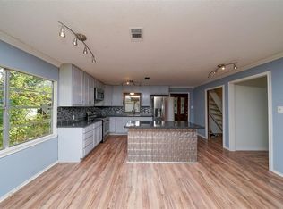 110 Poinsetta Ln, Highlands, TX 77562